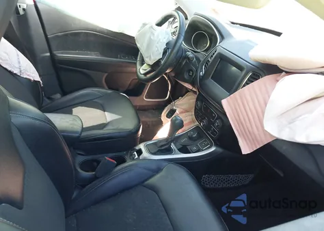 2018 Jeep Compass Latitude 4X4 из США, поврежденный, VIN 3C4NJDBB6JT142740